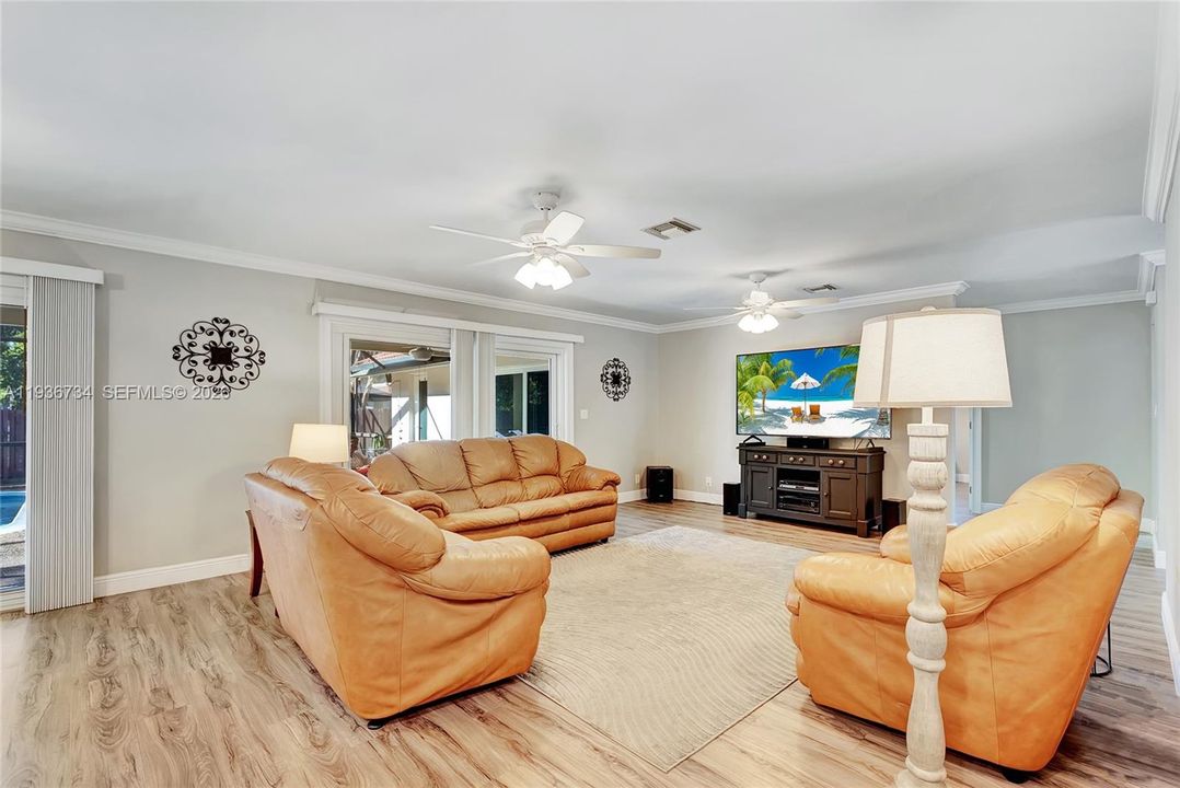 En Venta: $795,000 (4 camas, 2 baños, 2459 Pies cuadrados)