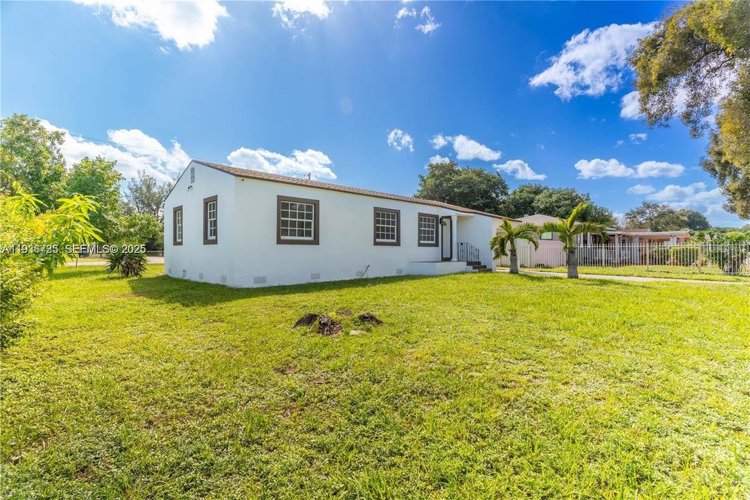 For Sale: $535,000 (3 beds, 2 baths, 1075 Square Feet)