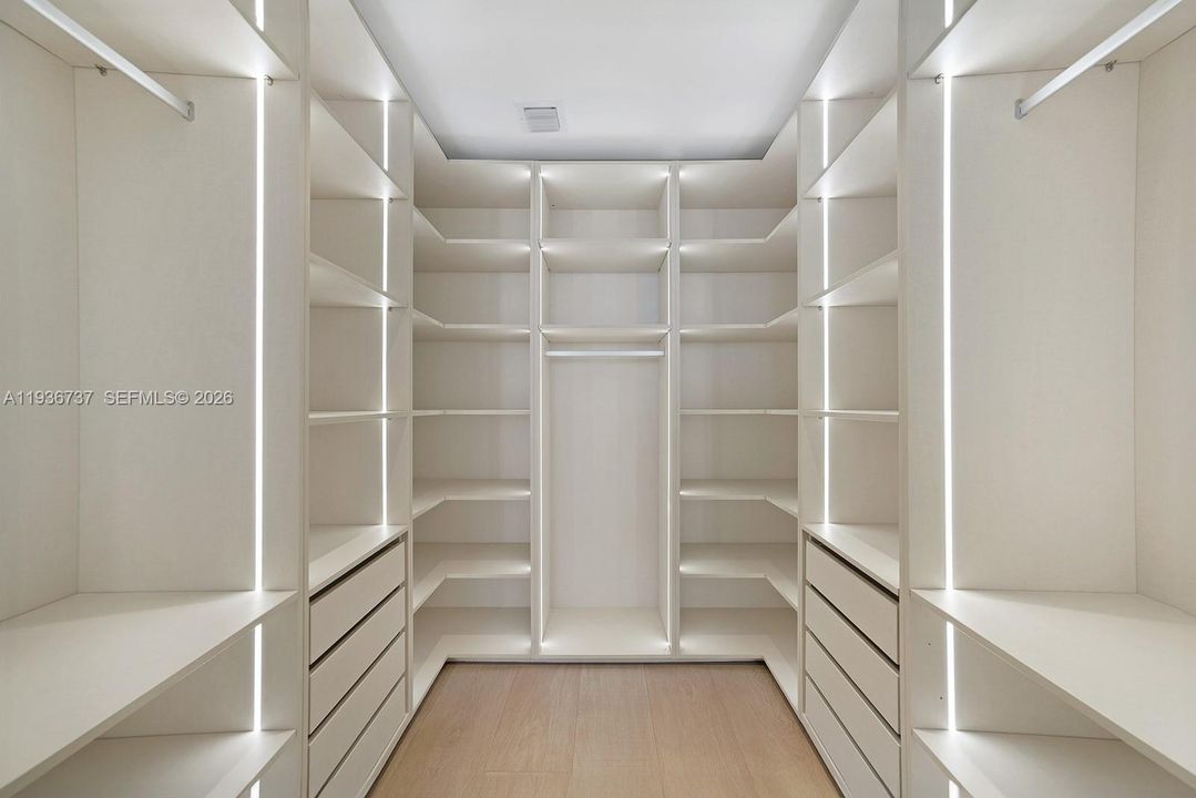 En Venta: $3,850,000 (4 camas, 5 baños, 2520 Pies cuadrados)