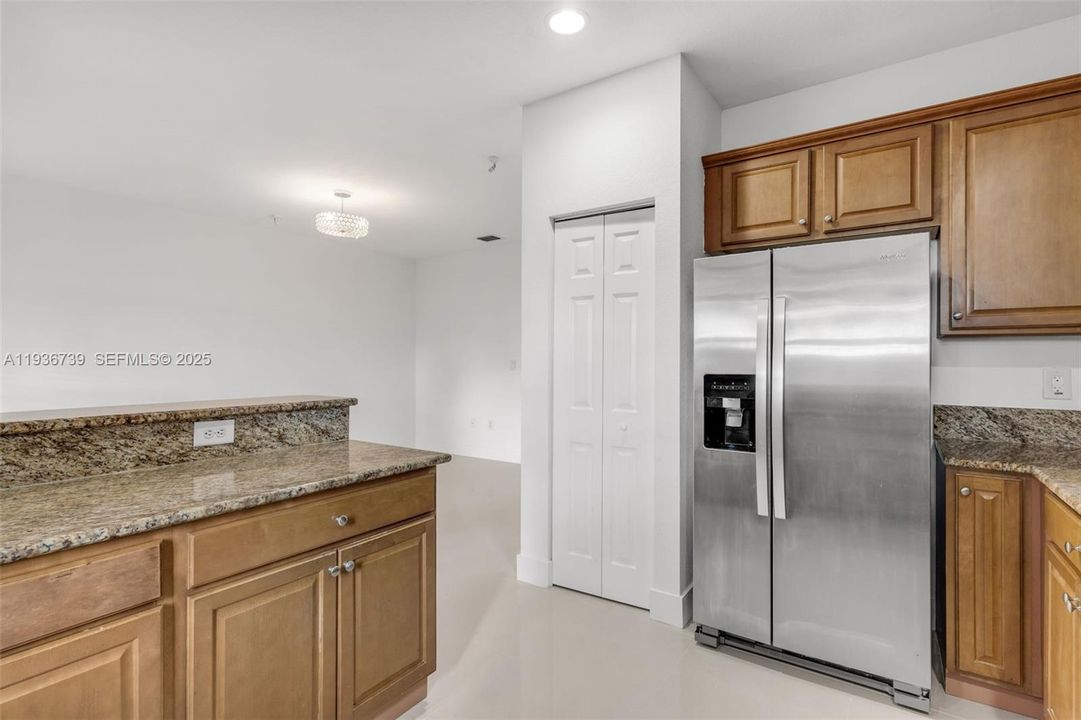 出租: $3,595 (3 贝兹, 2 浴室, 1838 平方英尺)