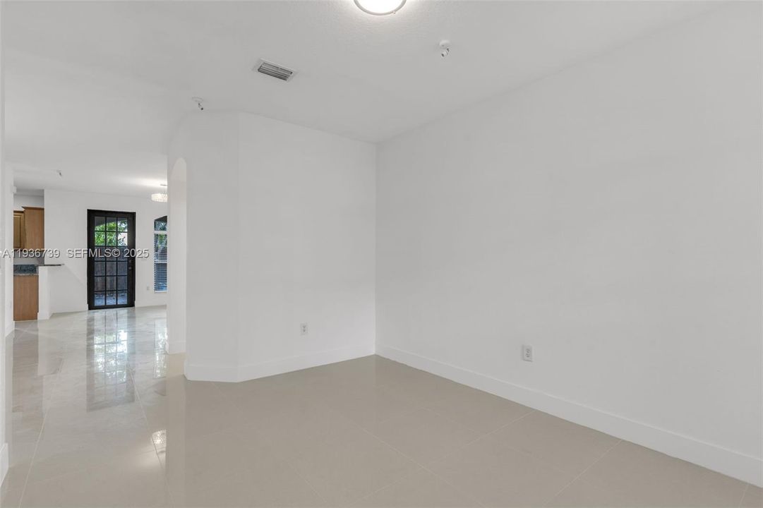 出租: $3,595 (3 贝兹, 2 浴室, 1838 平方英尺)