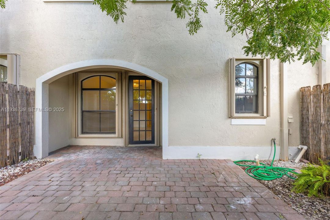 出租: $3,595 (3 贝兹, 2 浴室, 1838 平方英尺)