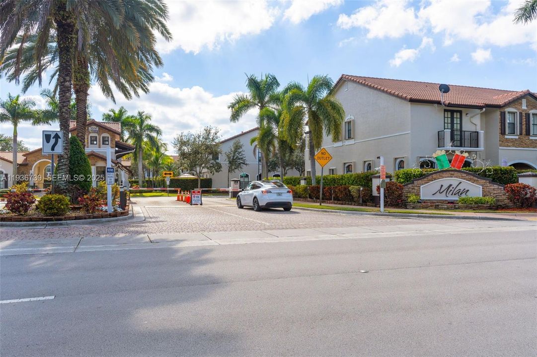 出租: $3,595 (3 贝兹, 2 浴室, 1838 平方英尺)