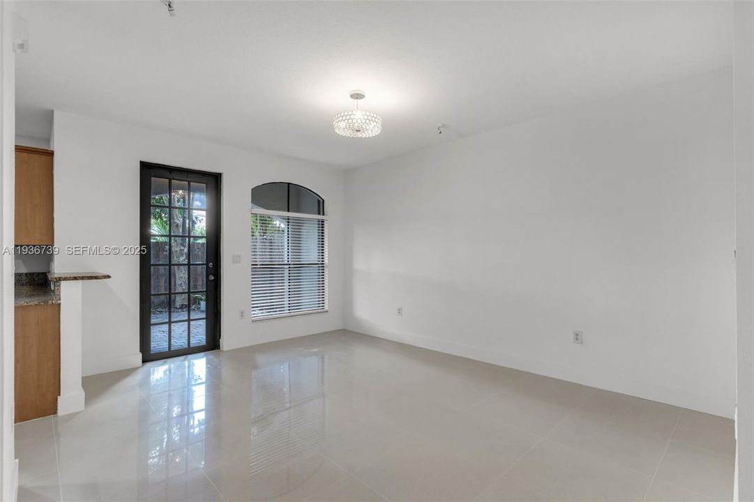 出租: $3,595 (3 贝兹, 2 浴室, 1838 平方英尺)