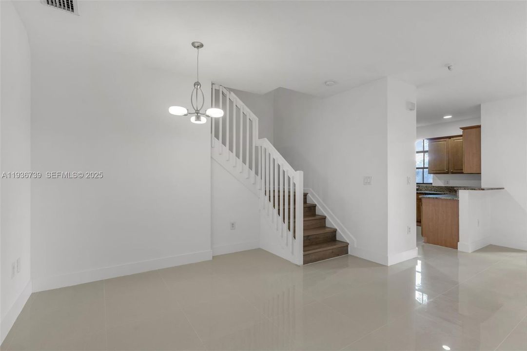 出租: $3,595 (3 贝兹, 2 浴室, 1838 平方英尺)