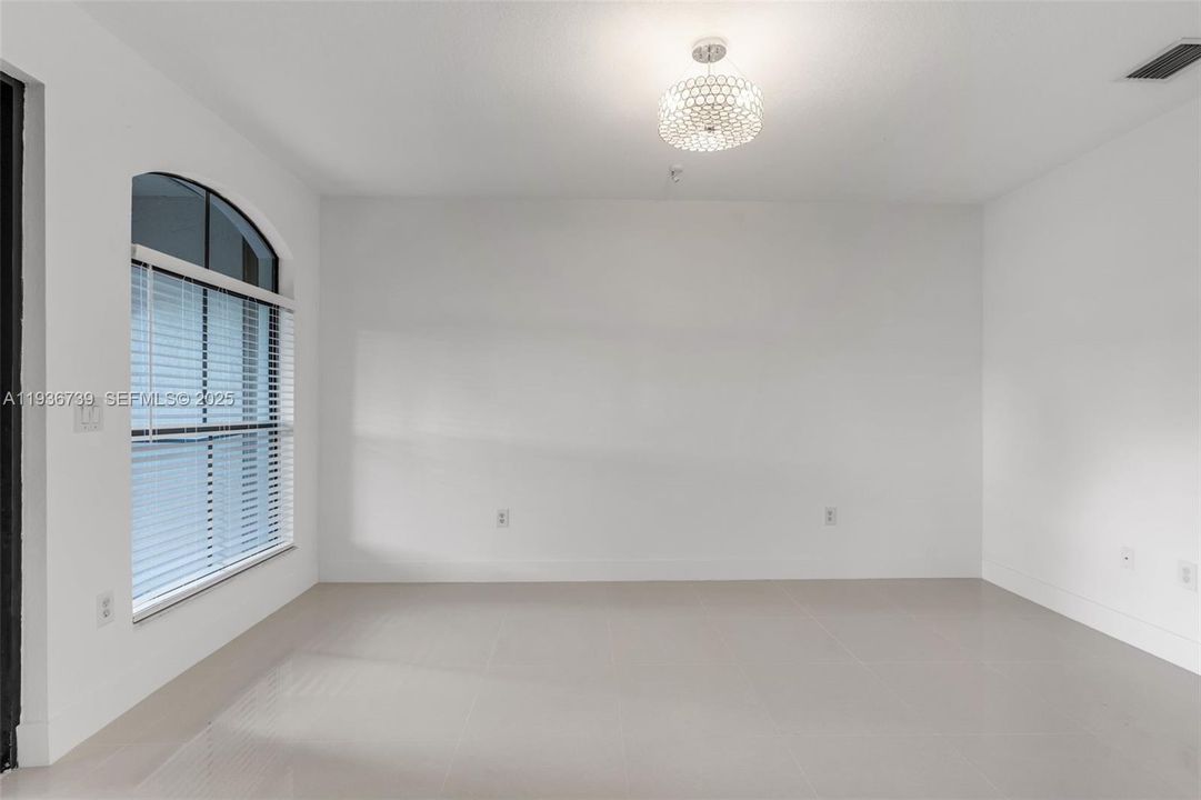 出租: $3,595 (3 贝兹, 2 浴室, 1838 平方英尺)