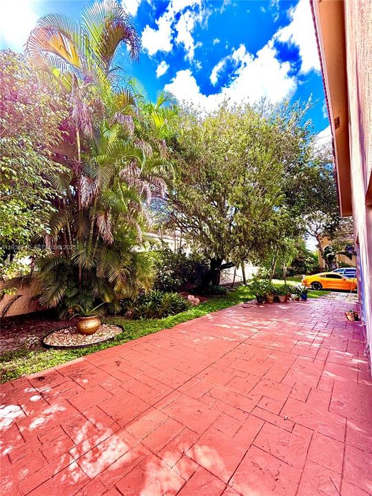 For Sale: $570,000 (4 beds, 3 baths, 2048 Square Feet)