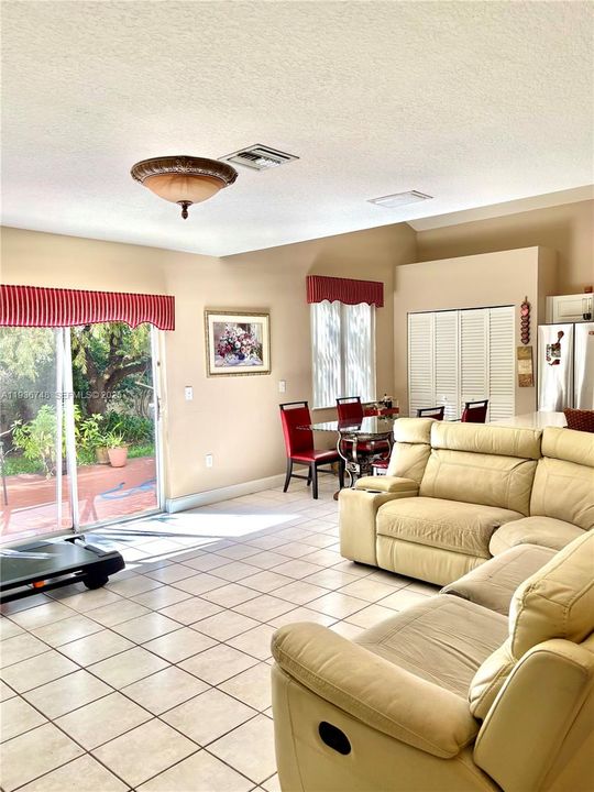 For Sale: $570,000 (4 beds, 3 baths, 2048 Square Feet)