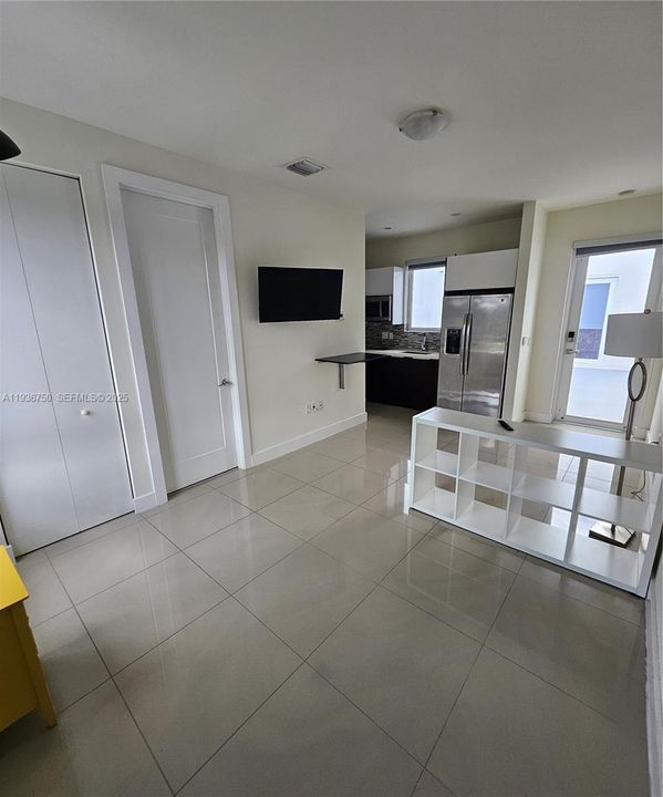 For Rent: $1,850 (1 beds, 1 baths, 2599 Square Feet)