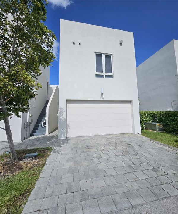 For Rent: $1,850 (1 beds, 1 baths, 2599 Square Feet)