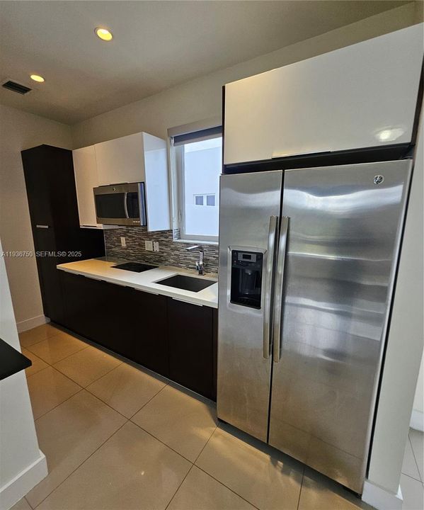 For Rent: $1,850 (1 beds, 1 baths, 2599 Square Feet)