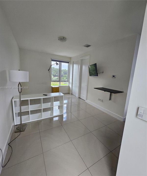 For Rent: $1,850 (1 beds, 1 baths, 2599 Square Feet)