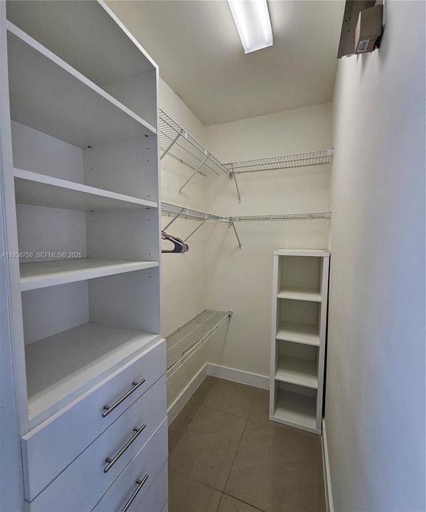 For Rent: $1,850 (1 beds, 1 baths, 2599 Square Feet)