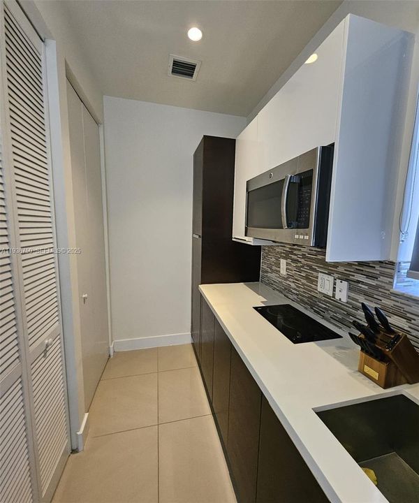 For Rent: $1,850 (1 beds, 1 baths, 2599 Square Feet)