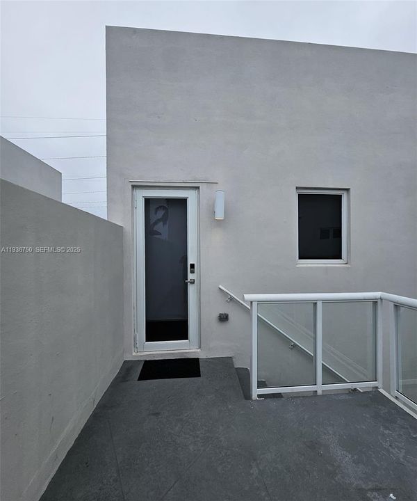 For Rent: $1,850 (1 beds, 1 baths, 2599 Square Feet)