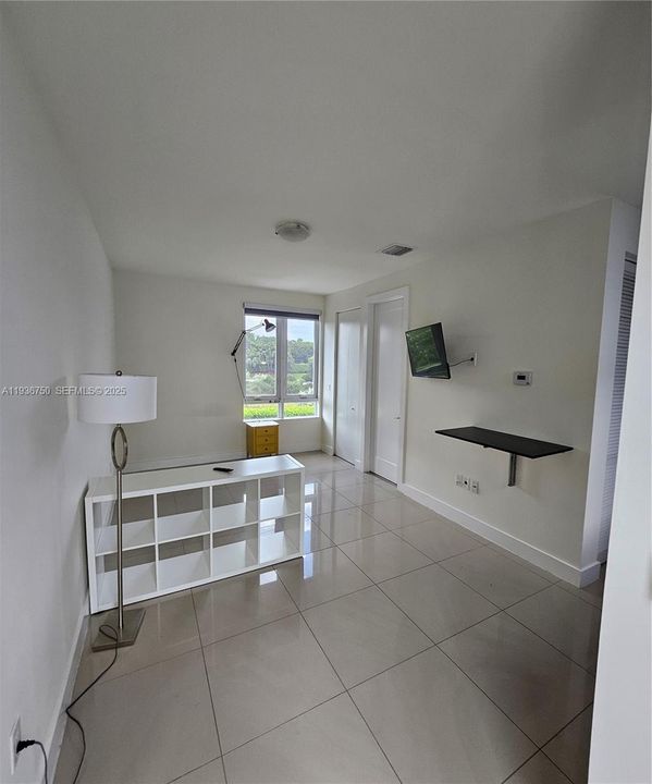 For Rent: $1,850 (1 beds, 1 baths, 2599 Square Feet)