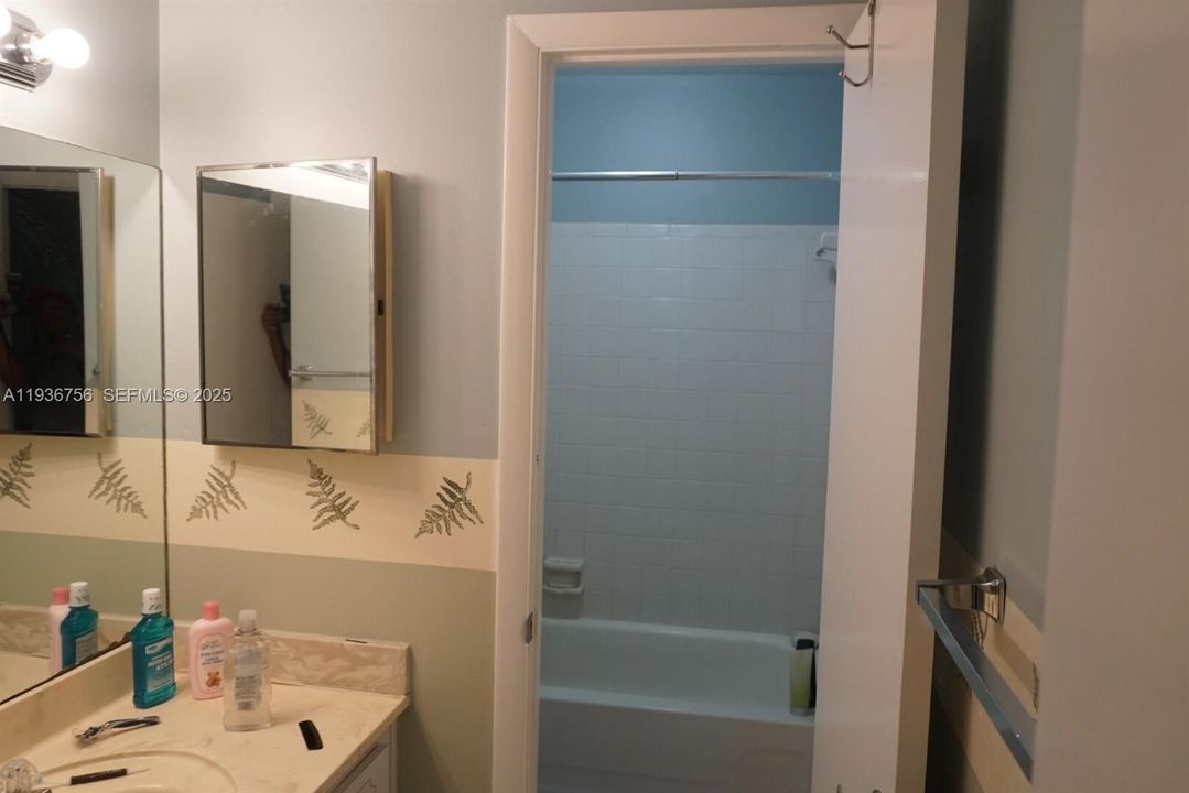 For Rent: $2,300 (2 beds, 1 baths, 1250 Square Feet)