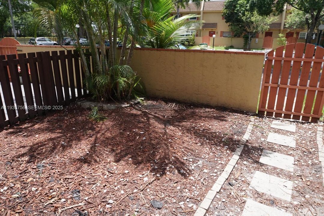 For Rent: $2,300 (2 beds, 1 baths, 1250 Square Feet)