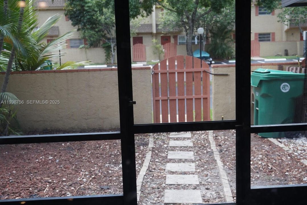 For Rent: $2,300 (2 beds, 1 baths, 1250 Square Feet)