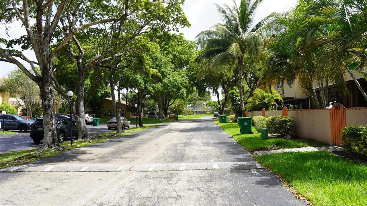 For Rent: $2,300 (2 beds, 1 baths, 1250 Square Feet)