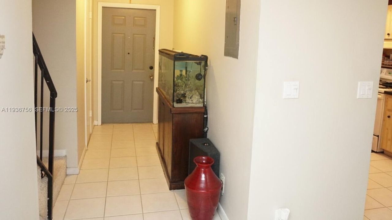 For Rent: $2,300 (2 beds, 1 baths, 1250 Square Feet)