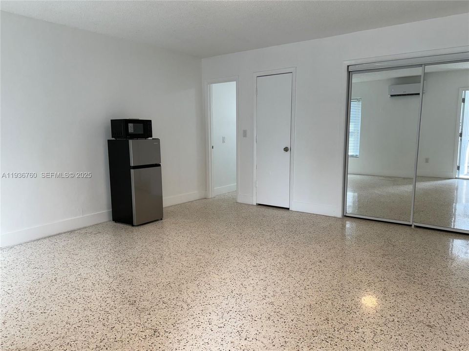 В аренду: $1,250 (0 спален, 1 ванн, 2015 Квадратных фут)