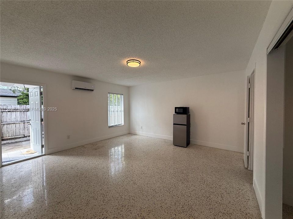 В аренду: $1,250 (0 спален, 1 ванн, 2015 Квадратных фут)