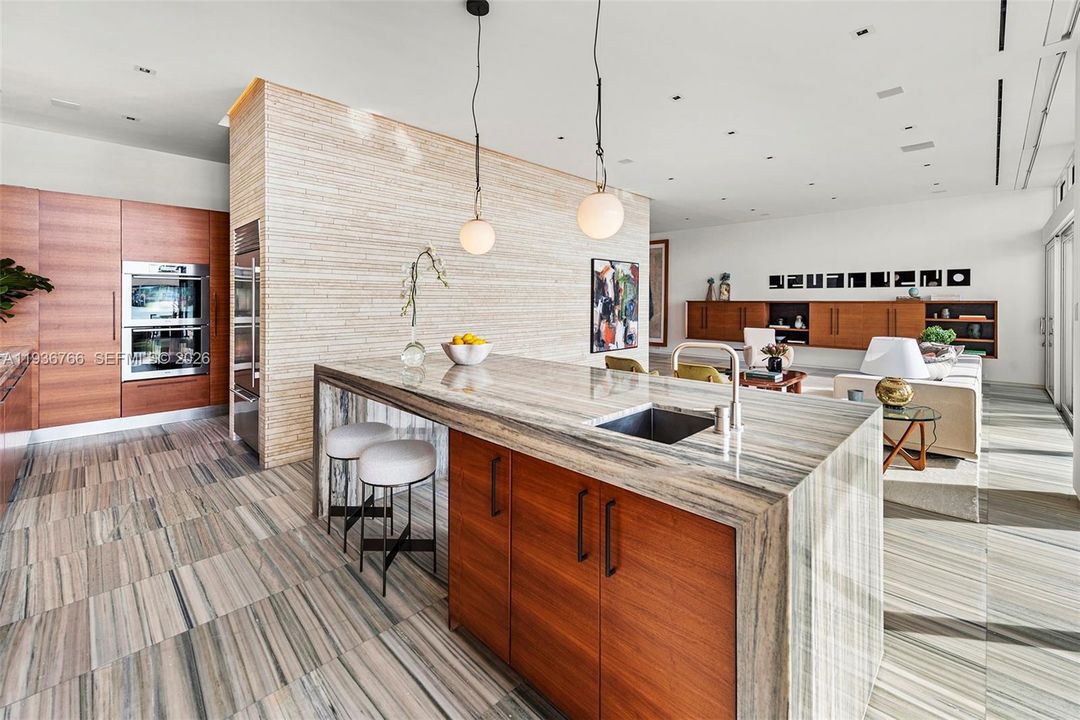 В аренду: $90,000 (6 спален, 4 ванн, 4703 Квадратных фут)