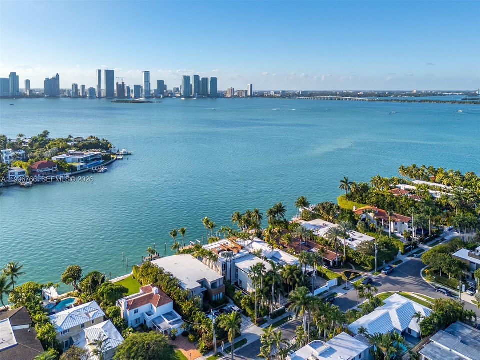 В аренду: $90,000 (6 спален, 4 ванн, 4703 Квадратных фут)