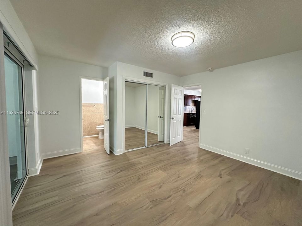 出租: $1,995 (1 贝兹, 1 浴室, 925 平方英尺)