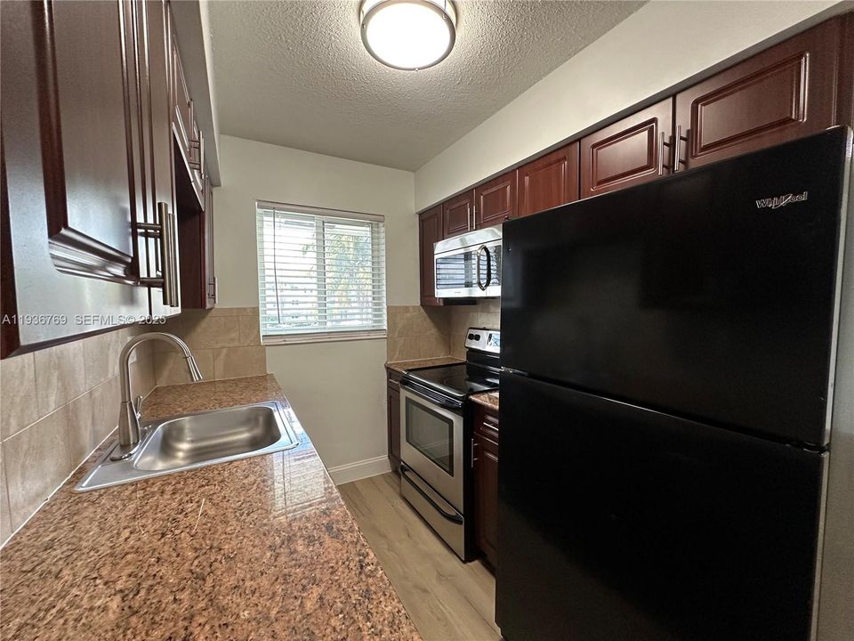 出租: $1,995 (1 贝兹, 1 浴室, 925 平方英尺)