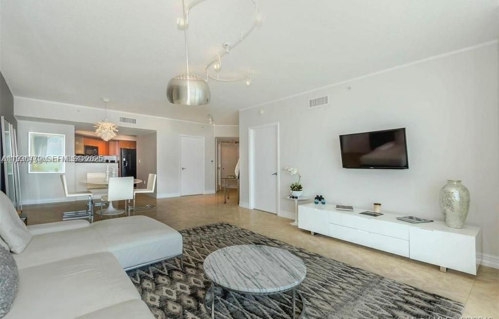 出租: $7,500 (2 贝兹, 2 浴室, 1602 平方英尺)