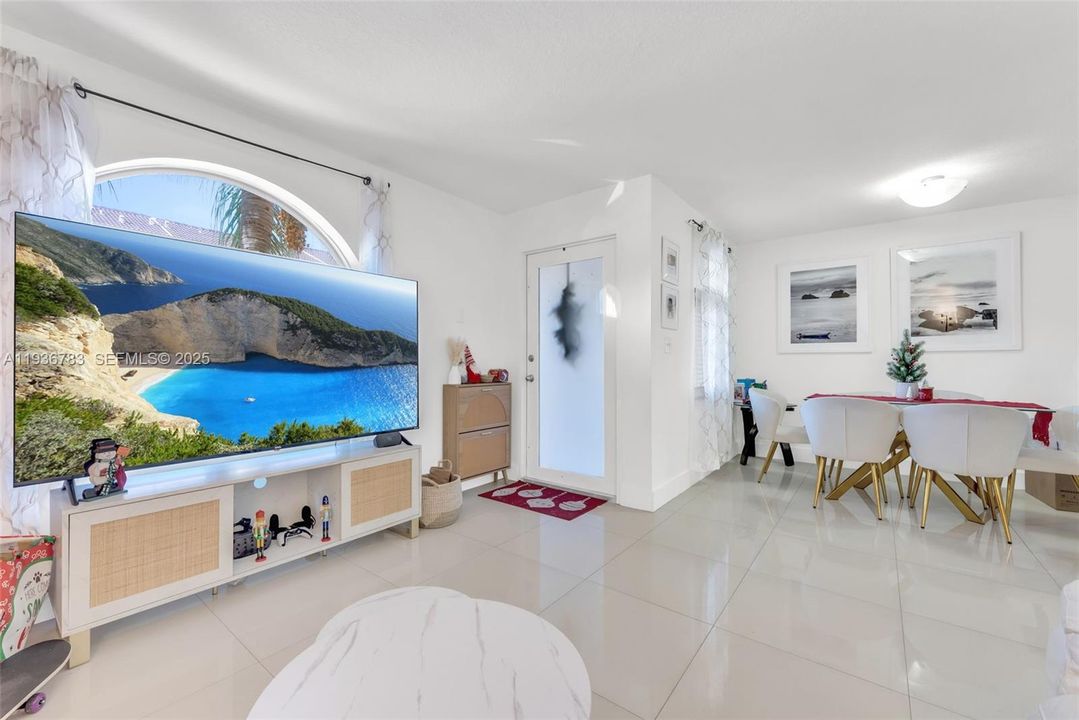 For Sale: $450,000 (2 beds, 2 baths, 1160 Square Feet)