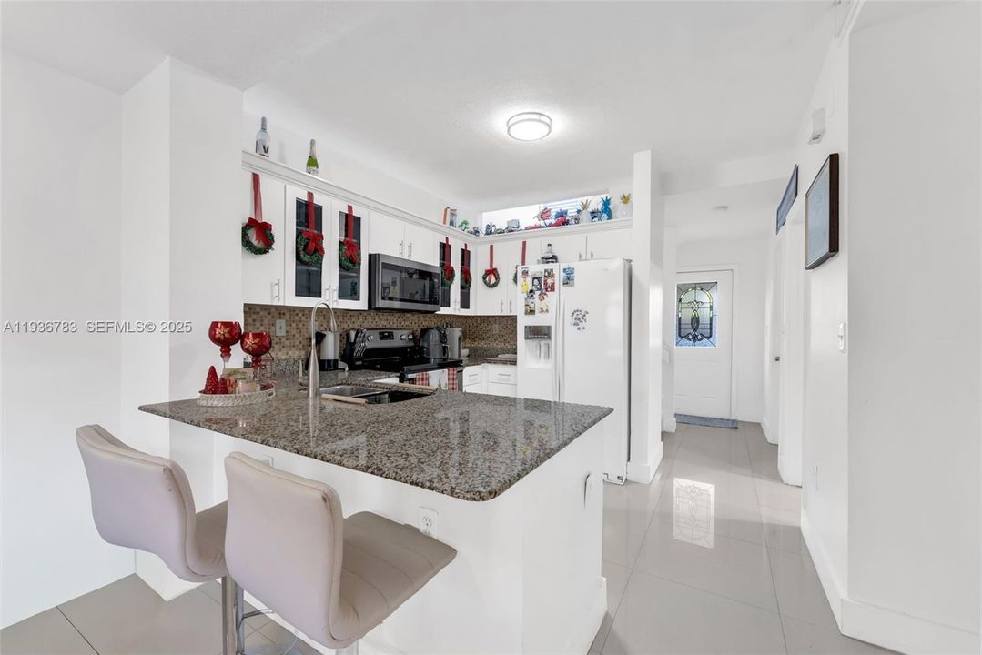 For Sale: $450,000 (2 beds, 2 baths, 1160 Square Feet)