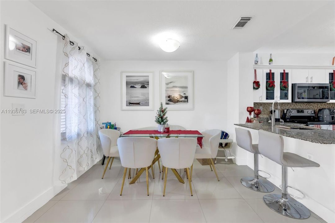 For Sale: $450,000 (2 beds, 2 baths, 1160 Square Feet)