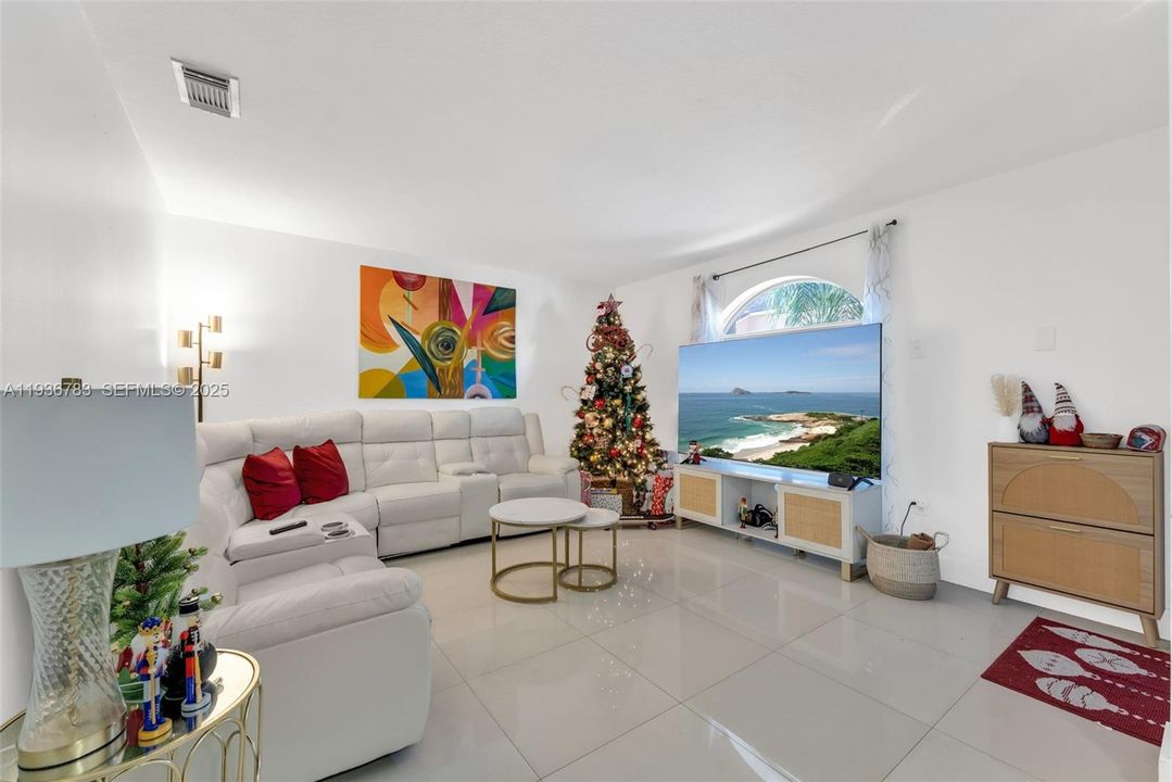 For Sale: $450,000 (2 beds, 2 baths, 1160 Square Feet)