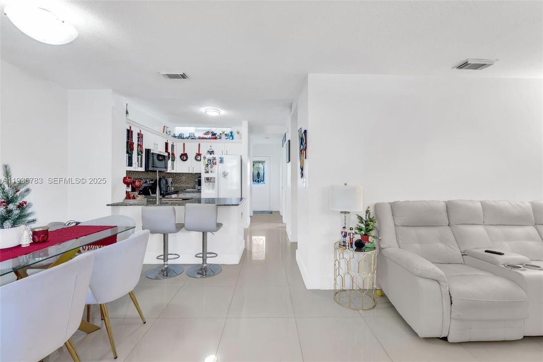 For Sale: $450,000 (2 beds, 2 baths, 1160 Square Feet)