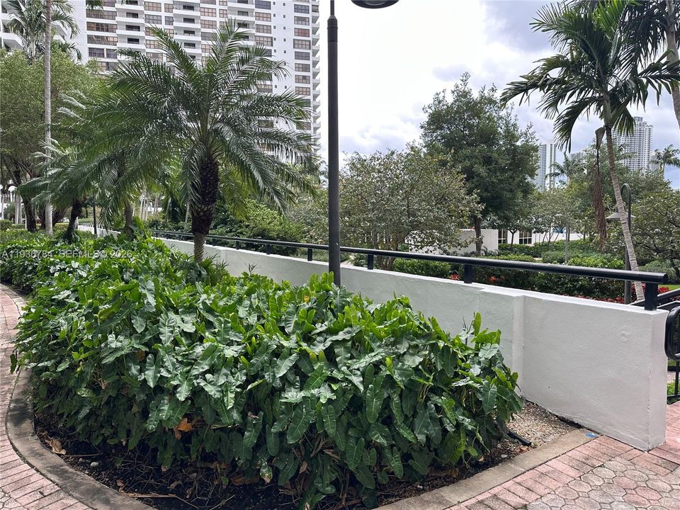 For Sale: $310,000 (2 beds, 2 baths, 1400 Square Feet)