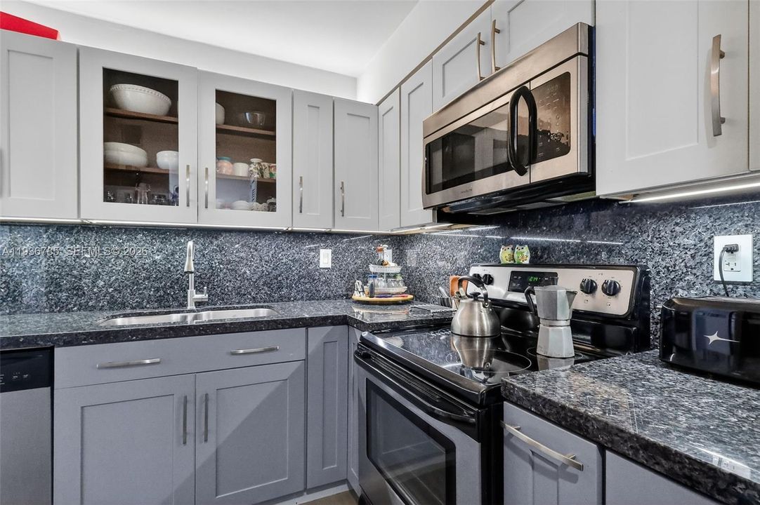 На продажу: $520,000 (2 спален, 2 ванн, 960 Квадратных фут)