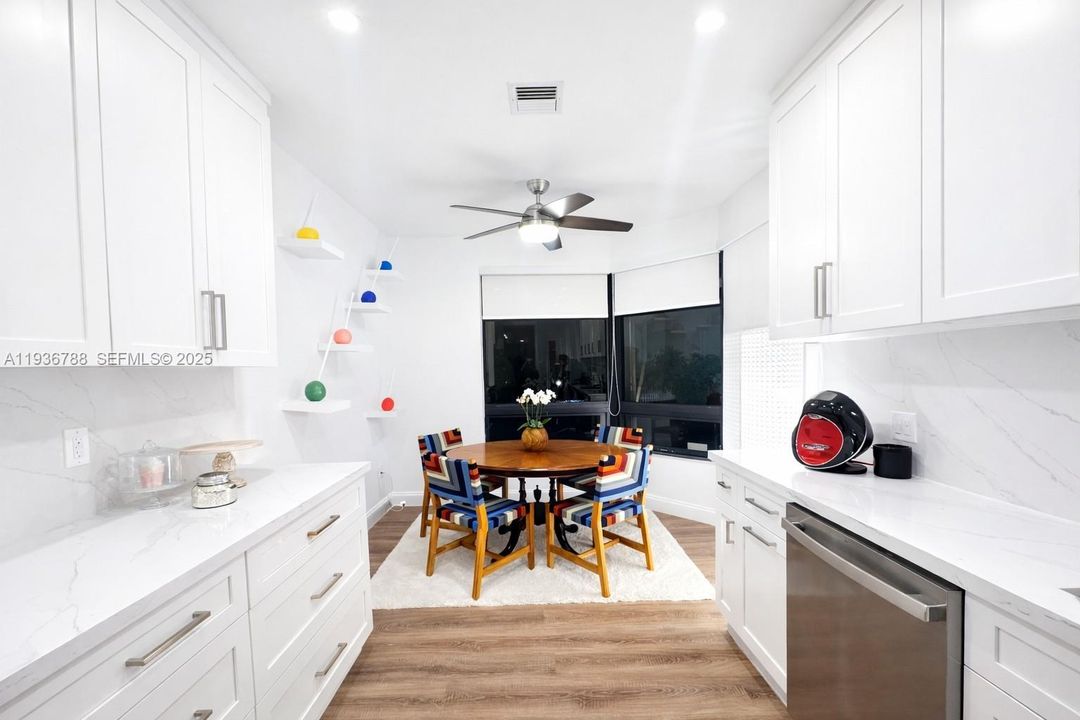 出租: $5,500 (2 贝兹, 3 浴室, 2057 平方英尺)