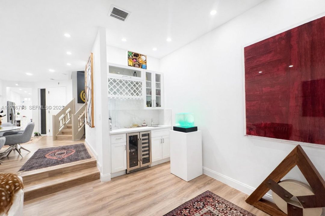 出租: $5,500 (2 贝兹, 3 浴室, 2057 平方英尺)