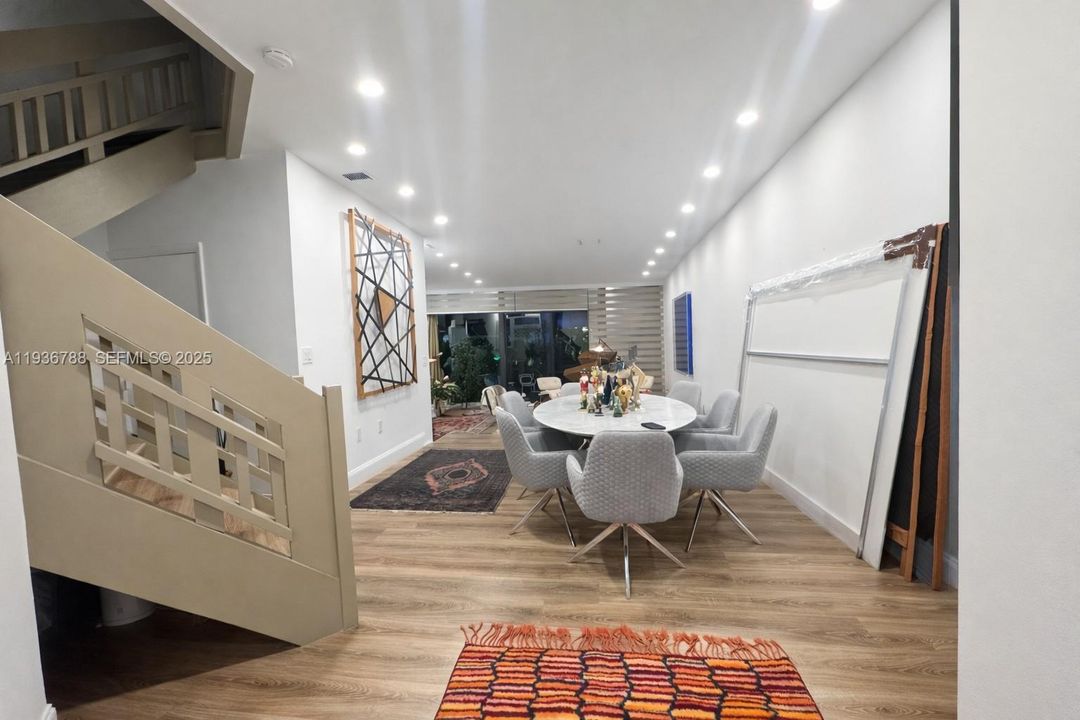 出租: $5,500 (2 贝兹, 3 浴室, 2057 平方英尺)