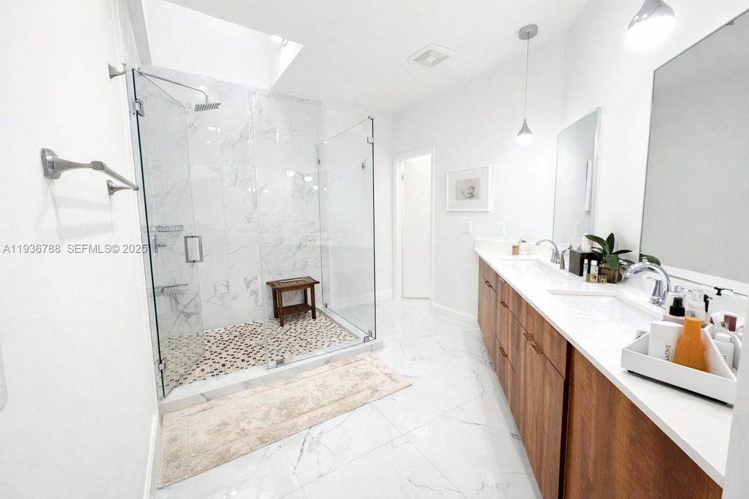 出租: $5,500 (2 贝兹, 3 浴室, 2057 平方英尺)