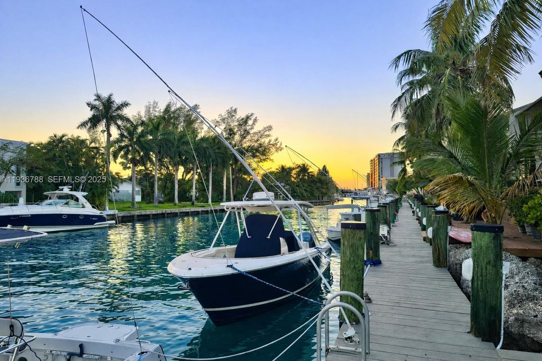 出租: $5,500 (2 贝兹, 3 浴室, 2057 平方英尺)