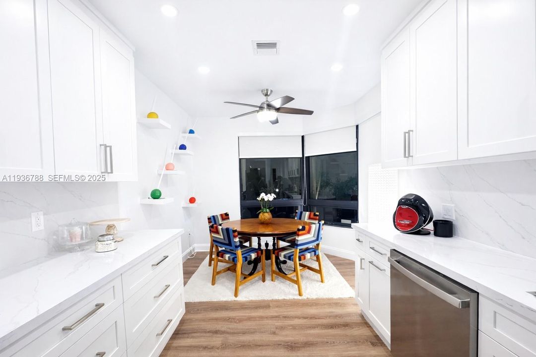 出租: $5,500 (2 贝兹, 3 浴室, 2057 平方英尺)