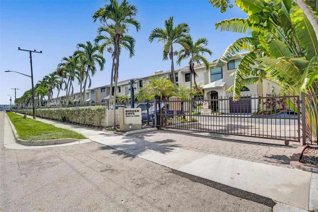 出租: $5,500 (2 贝兹, 3 浴室, 2057 平方英尺)