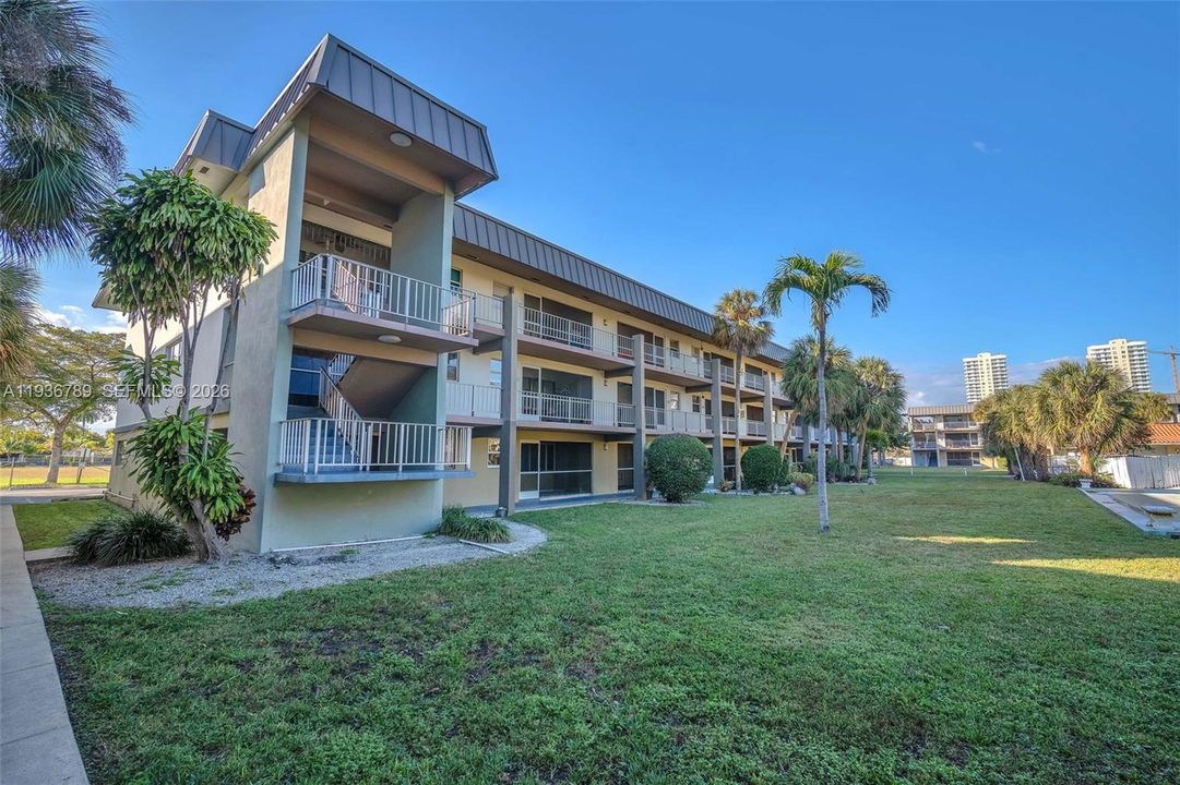 En Venta: $208,000 (2 camas, 2 baños, 965 Pies cuadrados)