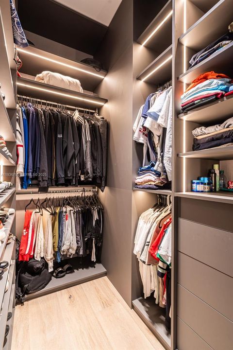 For Sale: $4,275,000 (5 beds, 5 baths, 4067 Square Feet)