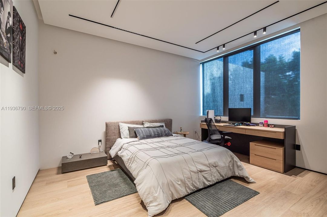 For Sale: $4,275,000 (5 beds, 5 baths, 4067 Square Feet)