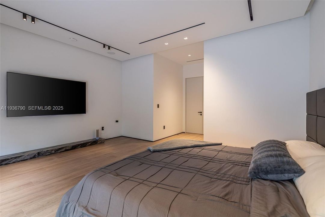 For Sale: $4,275,000 (5 beds, 5 baths, 4067 Square Feet)